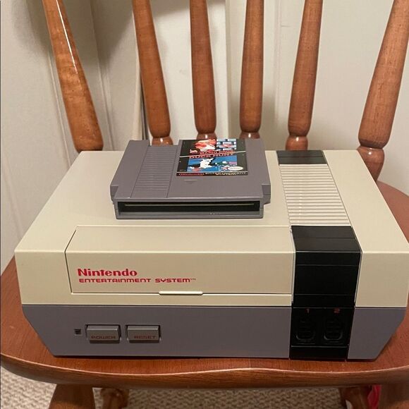 Nintendo Console in Cream and Black - Picture 1 of 16